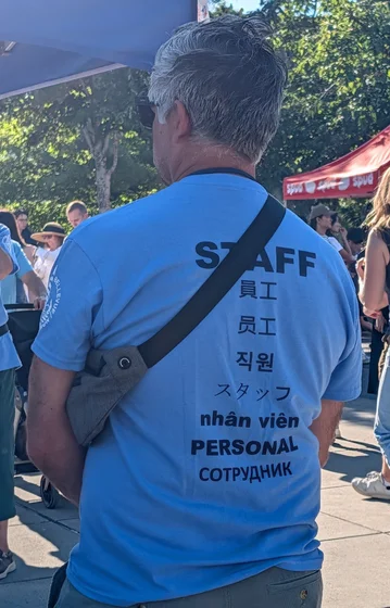 Back of a t-shirt that reads:
STAFF
員工
员工
직원
スタッフ
nhân viên
PERSONAL
СОТРУДНИК

Most of the text are set in a sans-serif-like style, except the first 3 characters in the Japanese text.